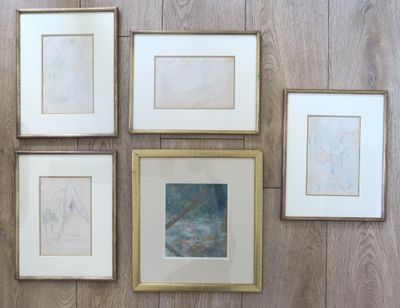 quatre tableaux encadrés accrochés au mur d'une pièce dotée d'un parquet