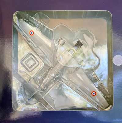 une maquette en plastique d'un avion de chasse dans une boîte