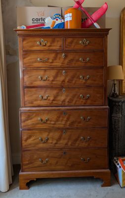 une commode sur laquelle repose une batte de baseball, dans une chambre