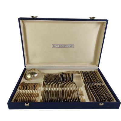 service de couverts plaqué argent présenté dans un coffret bleu, avec des cuillères et des cuillères assorties