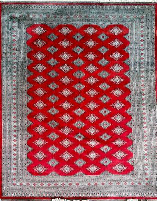un tapis rouge et blanc orné d'un motif en losanges