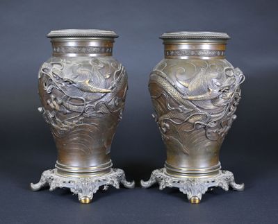 Paire de vases en bronze à patine brun et or à décor en reli…