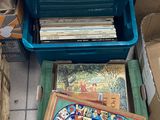 de nombreux cartons de livres posés sur le sol les uns à côté des autres