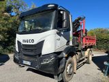 un camion garé sur le côté de la route