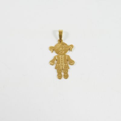 un pendentif plaqué or représentant une petite fille en robe