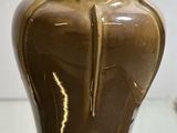 un vase brun posé sur une table