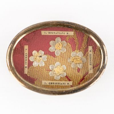 a picture of a brooch with flowers on it
