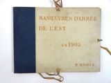 un vieux livre à la couverture bleue et blanche posé sur une surface blanche