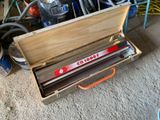 une boîte à outils contenant quelques outils