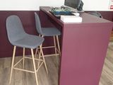 un bureau avec deux chaises et un ordinateur dessus