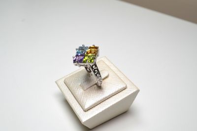 Une bague "tutti frutti" en argent 925 millièmes sertie de 4…