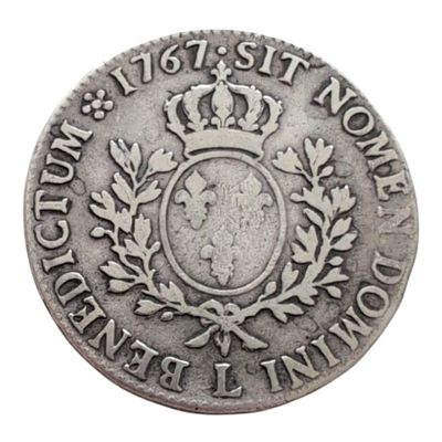 Gros plan sur une pièce de monnaie ornée d'une couronne