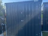 deux toilettes portables noires dans un espace vert