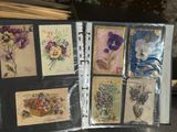 un livre contenant tout un tas de cartes