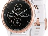 un gros plan d'une montre connectée avec un bracelet blanc