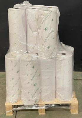 de nombreux rouleaux de papier toilette posés sur une palette