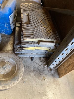 une photo d'une chambre en désordre, encombrée d'objets