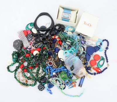 une pile de bijoux assortis sur une surface blanche