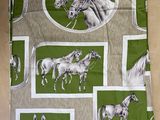 une couverture avec un motif de chevaux dessus