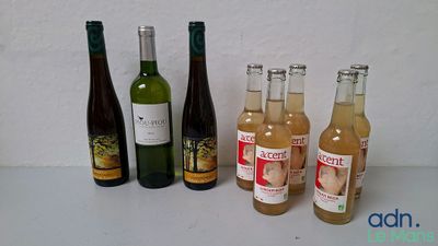 plusieurs bouteilles de vin posées sur une table les unes à côté des autres