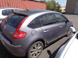 une voiture argentée garée sur un parking à côté d'une voiture blanche
