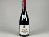 une bouteille de vin rouge posée sur une table blanche