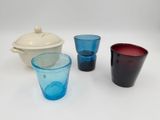 trois tasses et une soucoupe posées sur une table
