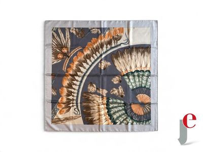 une photo d'un foulard carré orné d'un motif de plumes