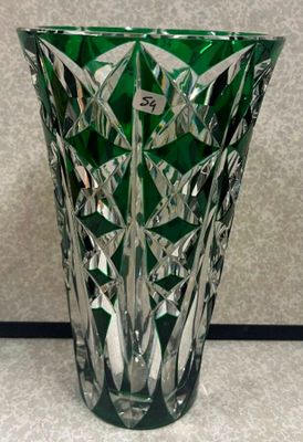 un vase en verre vert posé sur une table