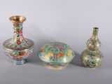 trois vases et un bol posés les uns à côté des autres sur une table