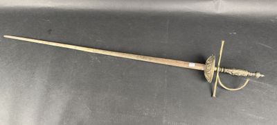 un gros plan d'une épée posée sur une surface noire