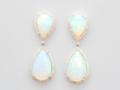 une paire de boucles d'oreilles en oplite et diamants