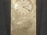 un lingot d'or surmonté d'une horloge