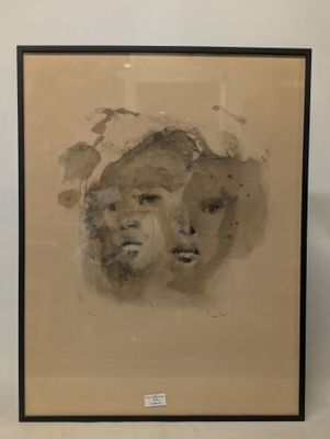 tableau représentant le visage d'une femme, dans un cadre noir, accroché à un mur blanc