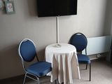 deux chaises et une table dans une pièce équipée d'une télévision à écran plat