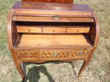 un petit bureau avec un tiroir posé dessus, dans l'herbe