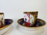 deux tasses et soucoupes posées sur une table