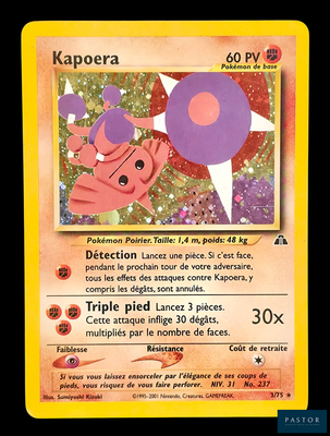 une photo d'une carte Pokémon sur laquelle figure une illustration de Kapoera