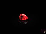 un diamant rouge dans l'obscurité