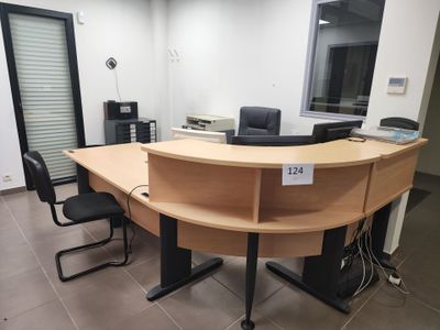 une photo d'un bureau dans un bureau, sur lequel se trouve un ordinateur