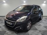 la petite voiture noire est garée dans une grande pièce