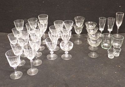 un grand nombre de verres à vin vides posés sur une table
