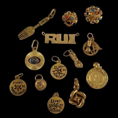 plusieurs types de breloques en or et en argent sur fond noir
