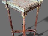 une image représentant une table avec un plateau en marbre et des pieds en bois