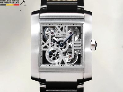 une photo d'une montre avec un bracelet noir