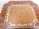 une table en bois ornée d'un motif doré sur le dessus