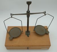 Balance de bijoutier en laiton sur son support à tiroir en b… (photo 2)