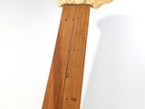 une sculpture en bois représentant un oiseau posé sur un morceau de bois