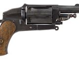 un gros plan d'un revolver à crosse en bois sur fond blanc