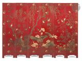 une image représentant un écran rouge orné d'oiseaux et de fleurs